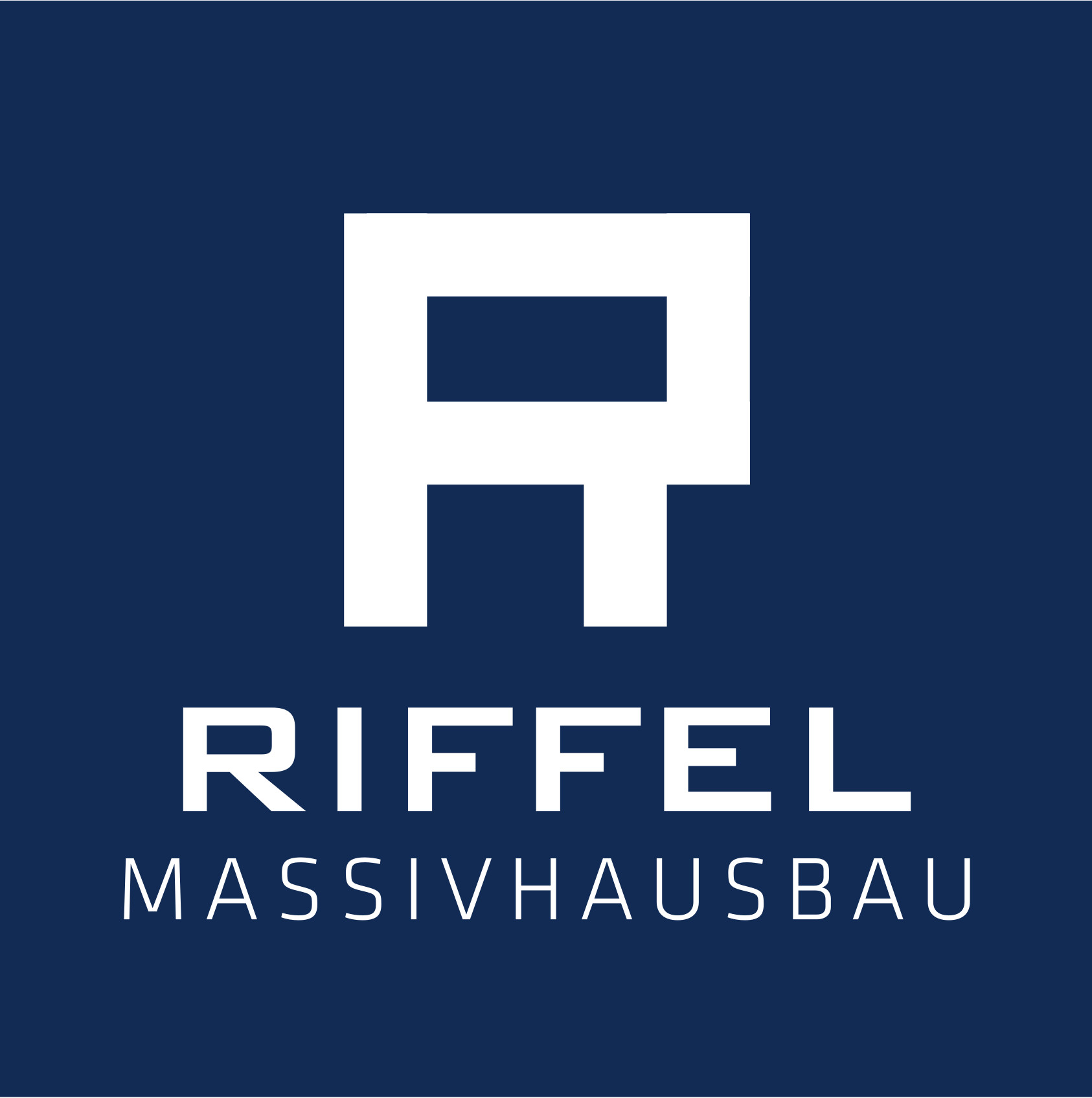 Logo mit stilisiertem weißen "R" und Text "RIFFEL MASSIVHAUSBAU" auf dunkelblauem Hintergrund.